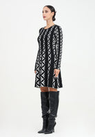Abito corto nero da donna con fantasia a righe e motivo geometrico VSKD07009 NERO AKEP 