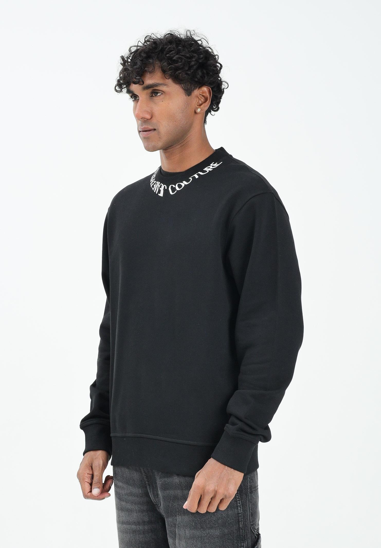 VERSACE JEANS COUTURE Felpa girocollo nera da uomo con Liquify Institutional Logo 79GAIP03CF06P 899 VERSACE JEANS COUTURE 