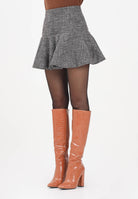 PINKO Gonna corta da donna realizzata in tweed stretch effetto spigato nei toni del marrone 105569A2QX ZM7 PINKO 