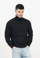 TOMMY HILFIGHER Maglioncino a collo alto nero da uomo con logo MW0MW28048BDS . TOMMY HILFIGER 