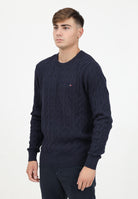 TOMMY HILFIGER Maglioncino girocollo blu da uomo con ricamo bandierina MW0MW33132DW5  TOMMY HILFIGER 