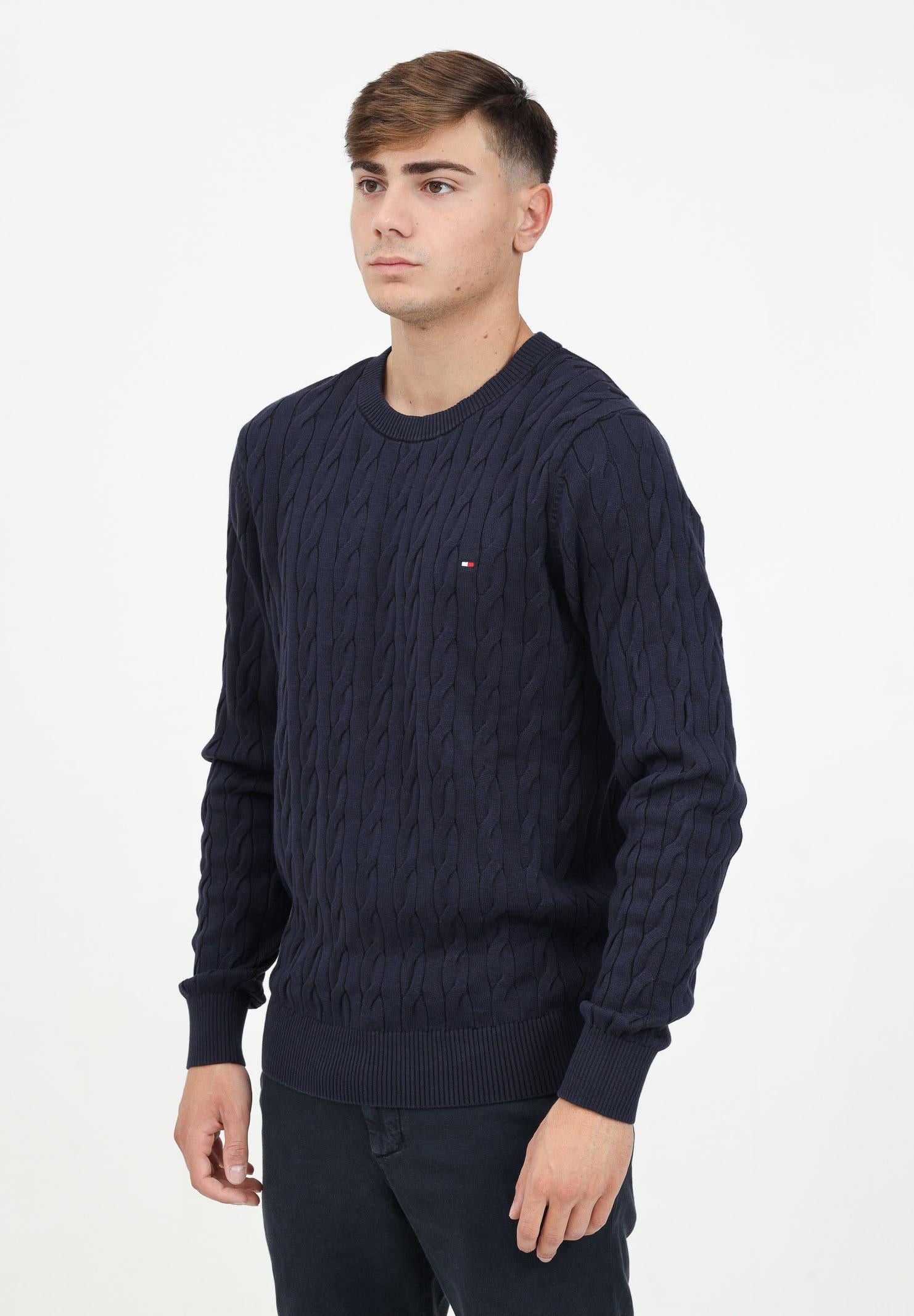 TOMMY HILFIGER Maglioncino girocollo blu da uomo con ricamo bandierina MW0MW33132DW5  TOMMY HILFIGER 