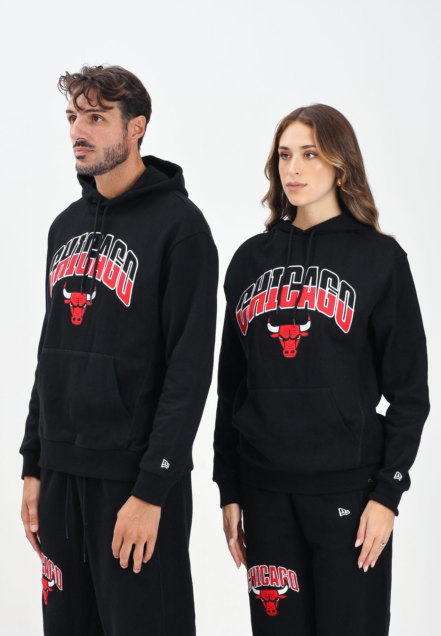 NEW ERA Felpa con cappuccio Oversized Chicago Bulls NBA Arch Graphic nera per uomo e donna 60684505  NEW ERA 