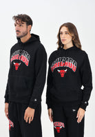 NEW ERA Felpa con cappuccio Oversized Chicago Bulls NBA Arch Graphic nera per uomo e donna 60684505  NEW ERA 