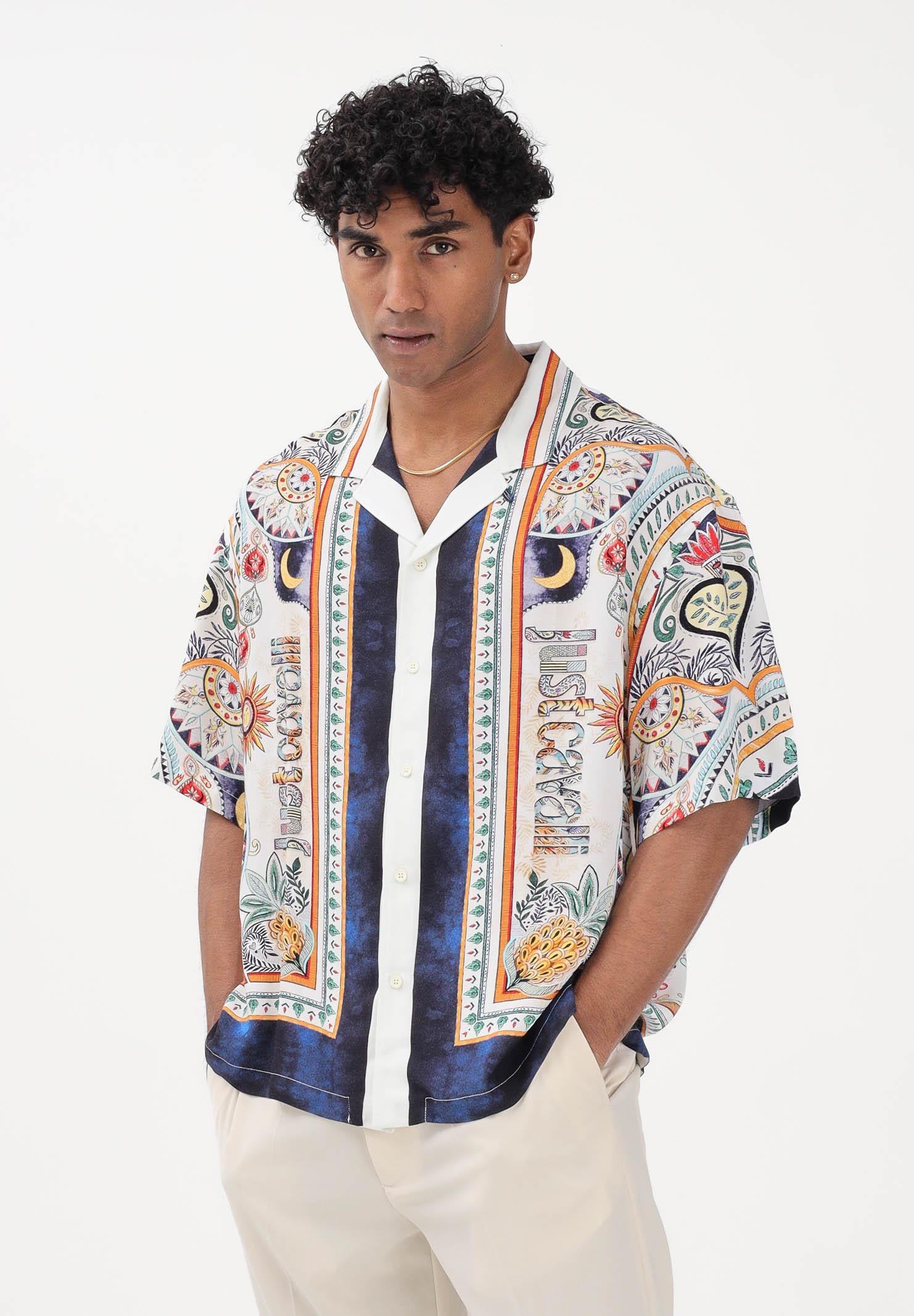 JUST CAVALLI Camicia a manica corta bianca da uomo con stampa grafica multicolor 80OALF04CNF05 004 JUST CAVALLI 