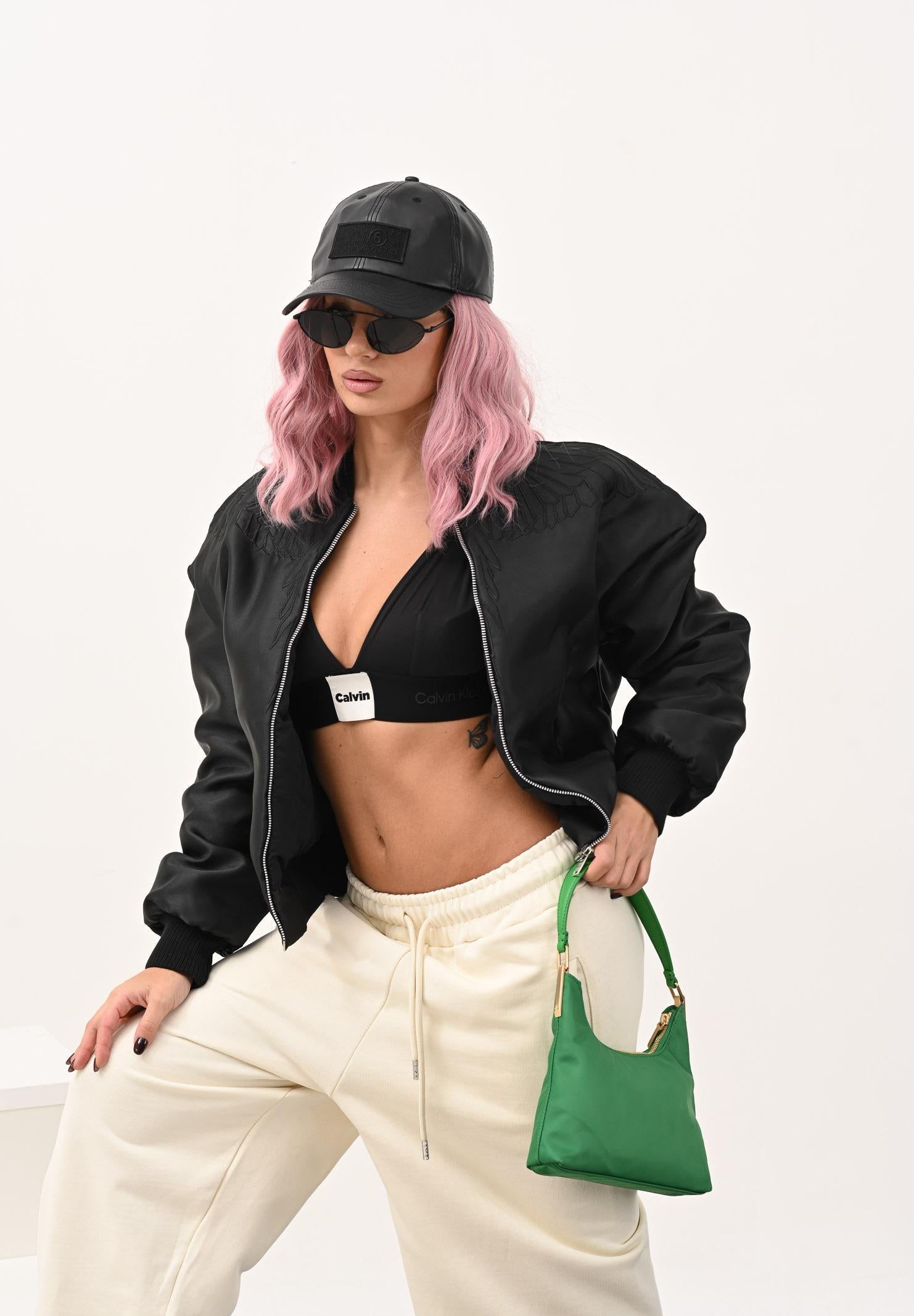 MAISON MARGIELA Cappello con visiera nero per uomo e donna realizzato in eco-pelle con patch logo M60919MM05T M6900 MAISON MARGIELA 