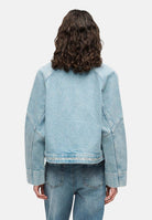 CALVIN KLEIN JEANS Giacca di jeans Boxy Logo Tape Denim Jacket, colore brand Fresh Water corrispondente all'azzurro chiaro, da donna. LV047G726G YP3 CALVIN KLEIN JEANS 