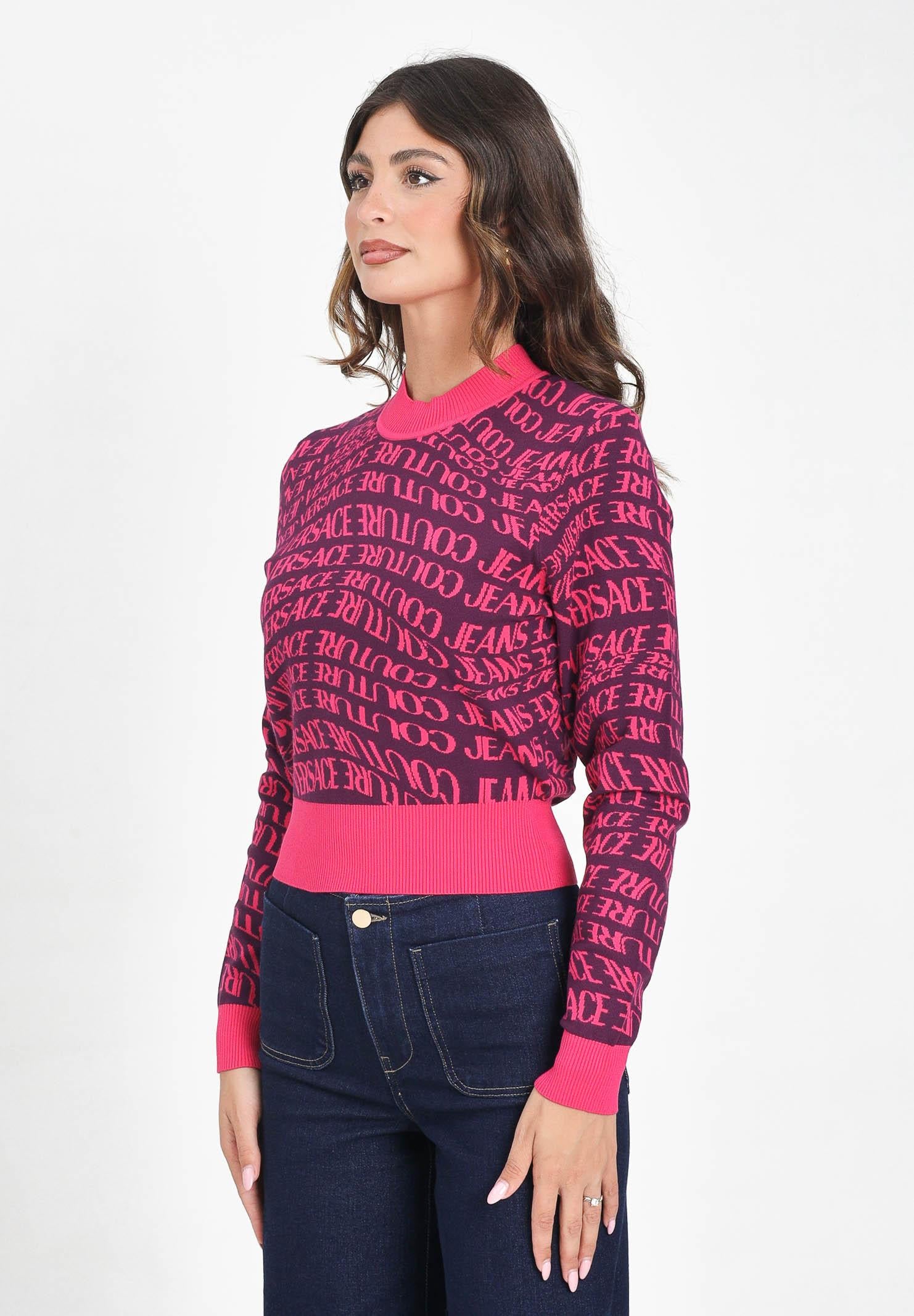 VERSACE JEANS COUTURE Maglioncino girocollo viola e fucsia da donna con logo all-over 79HAF20MCMH47 317 VERSACE JEANS COUTURE 