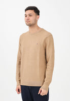 TOMMY HILFIGER Maglioncino girocollo beige da uomo caratterizzato da lavorazione a maglia tramata MW0MW41643 RBC TOMMY HILFIGER 