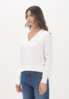 TOMMY JEANS Maglioncino bianco da donna con logo DW0DW19888YBL . TOMMY JEANS 