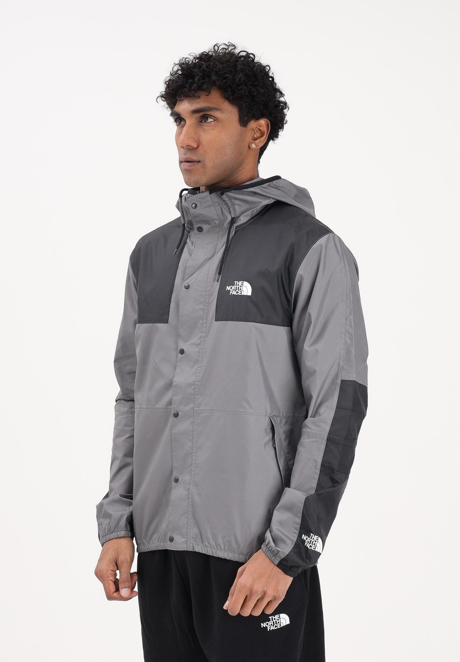 THE NORTH FACE Giacca a vento Seasonal Mountain Jacket grigia e nera da uomo NF0A5IG34GU1 . THE NORTH FACE 
