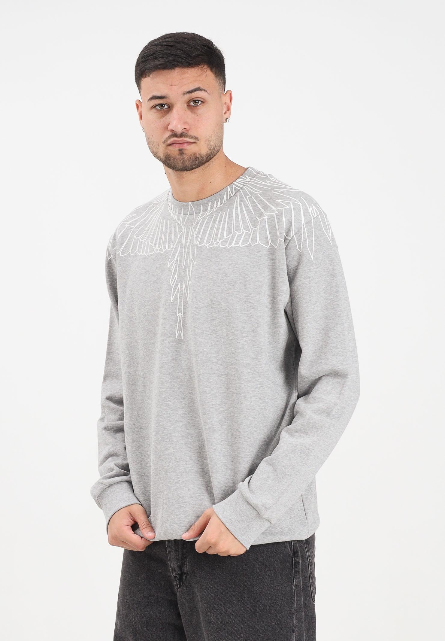 MARCELO BURLON COUNTY OF MILAN Felpa girocollo grigia da uomo con grafica ali F5CAMASW001 101 MARCELO BURLON COUNTY OF MILAN 