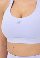 NEW BALANCE Bralette sportiva NB Essential lilla da donna WB51035DYK . NEW BALANCE 