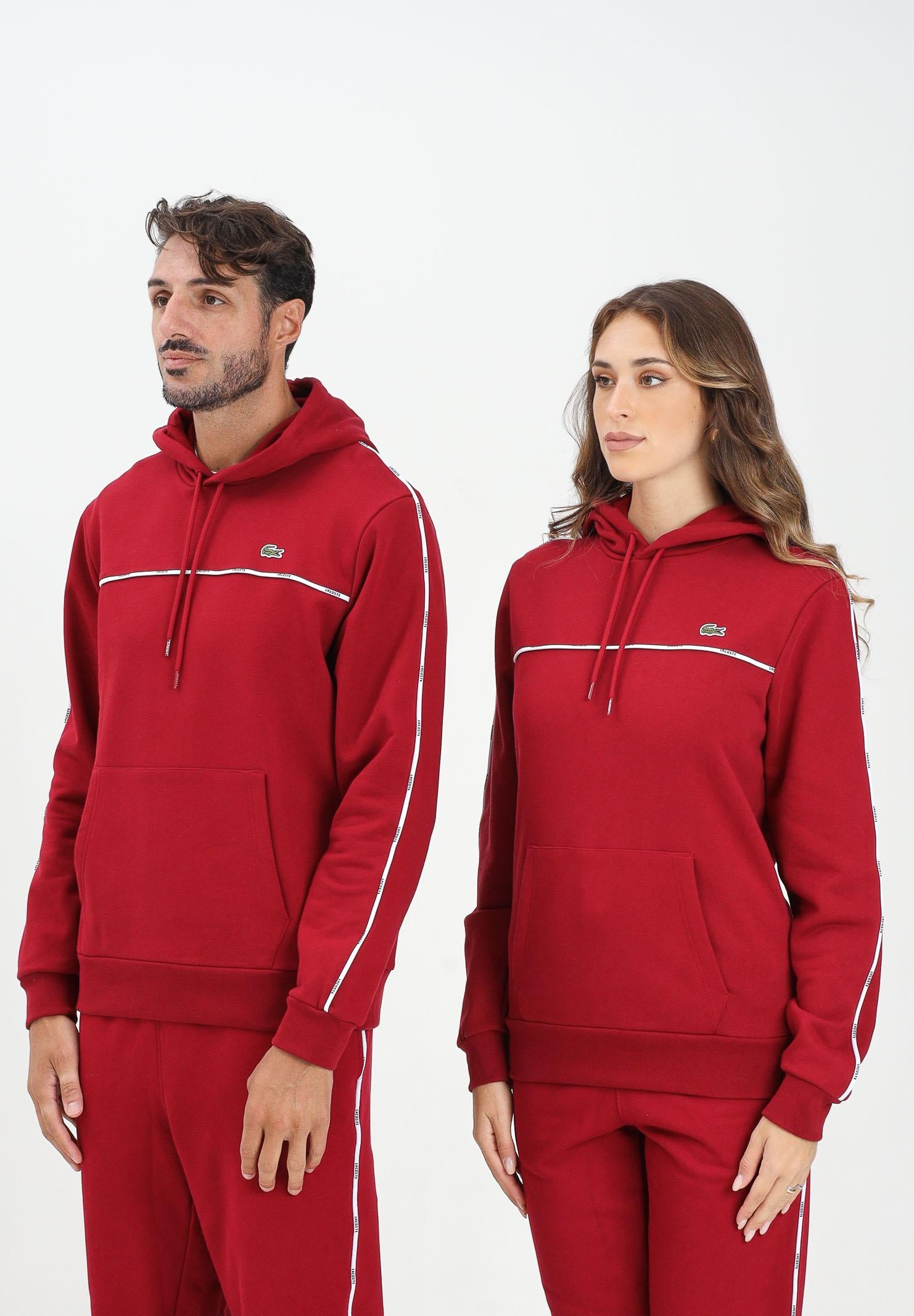 LACOSTE Felpa con cappuccio bordeaux per uomo e donna rifinita da righe logate SH9808 476 LACOSTE 