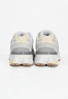 NEW BALANCE Sneakers 9060 grigie per uomo e donna GC9060AB . NEW BALANCE 