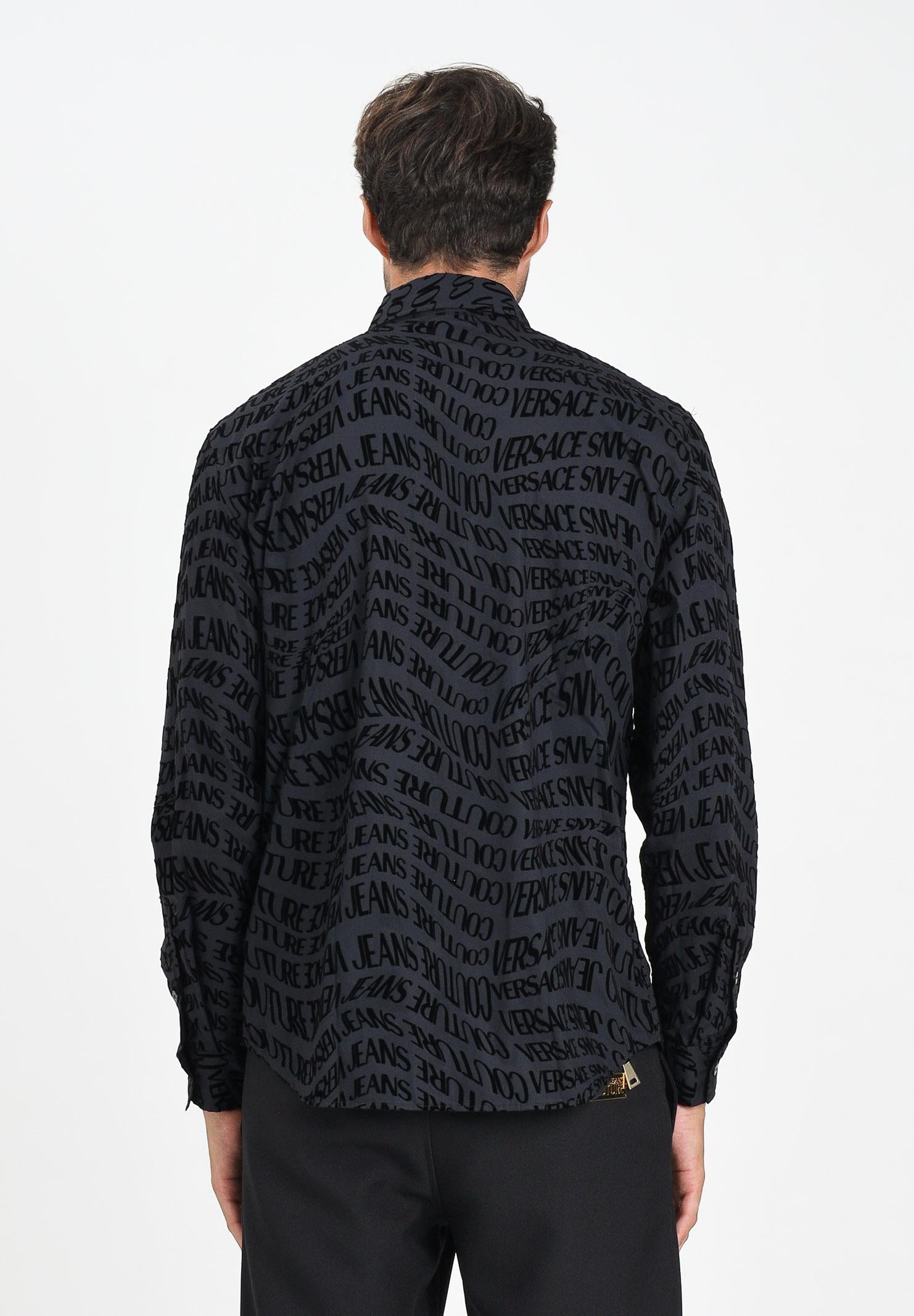 VERSACE JEANS COUTURE Camicia a manica lunga nera da uomo con motivo Liquify Logomania vellutato 79GAL2R0NS703 899 VERSACE JEANS COUTURE 