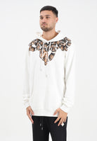 MARCELO BURLON COUNTY OF MILAN Felpa con cappuccio bianca da uomo caratterizzata da stampa di serpente F5CAMAHS066 013 MARCELO BURLON COUNTY OF MILAN 