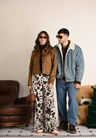 ADIDAS ORIGINALS Pantalone sportivo Satin Wide Leg con stampa muccata bianca e marrone KA2668 . ADIDAS ORIGINALS 