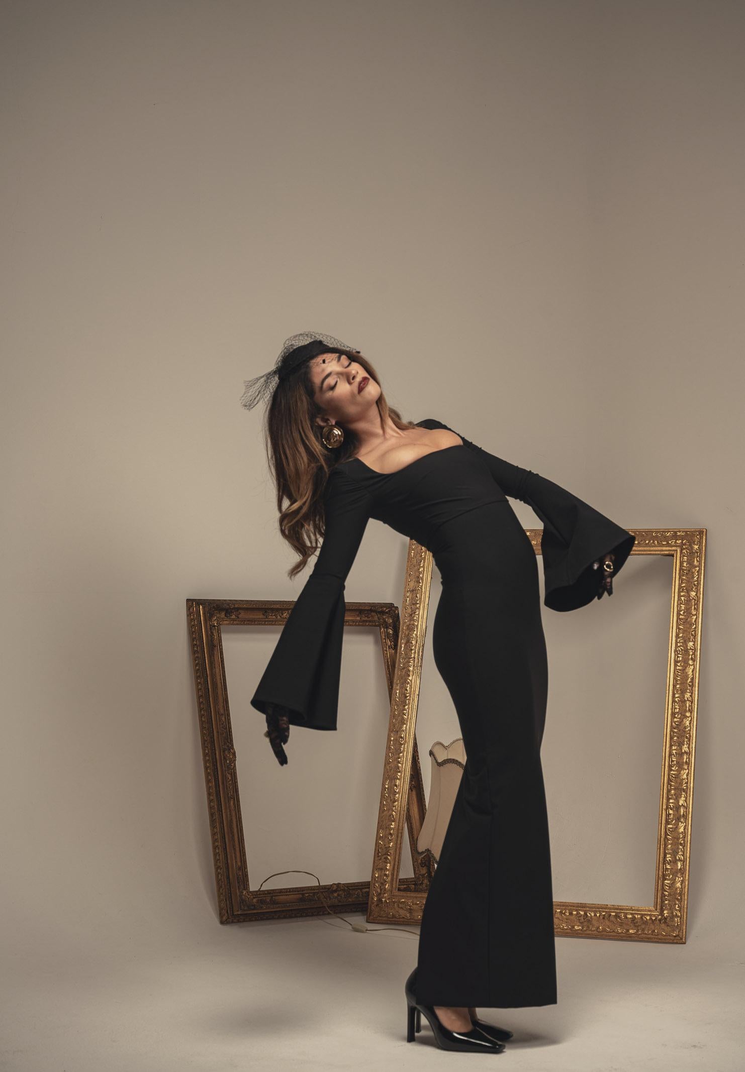 SANTAS Abito lungo LUMIÈRE nero da donna con manica svasata PV2601 NE SANTAS 