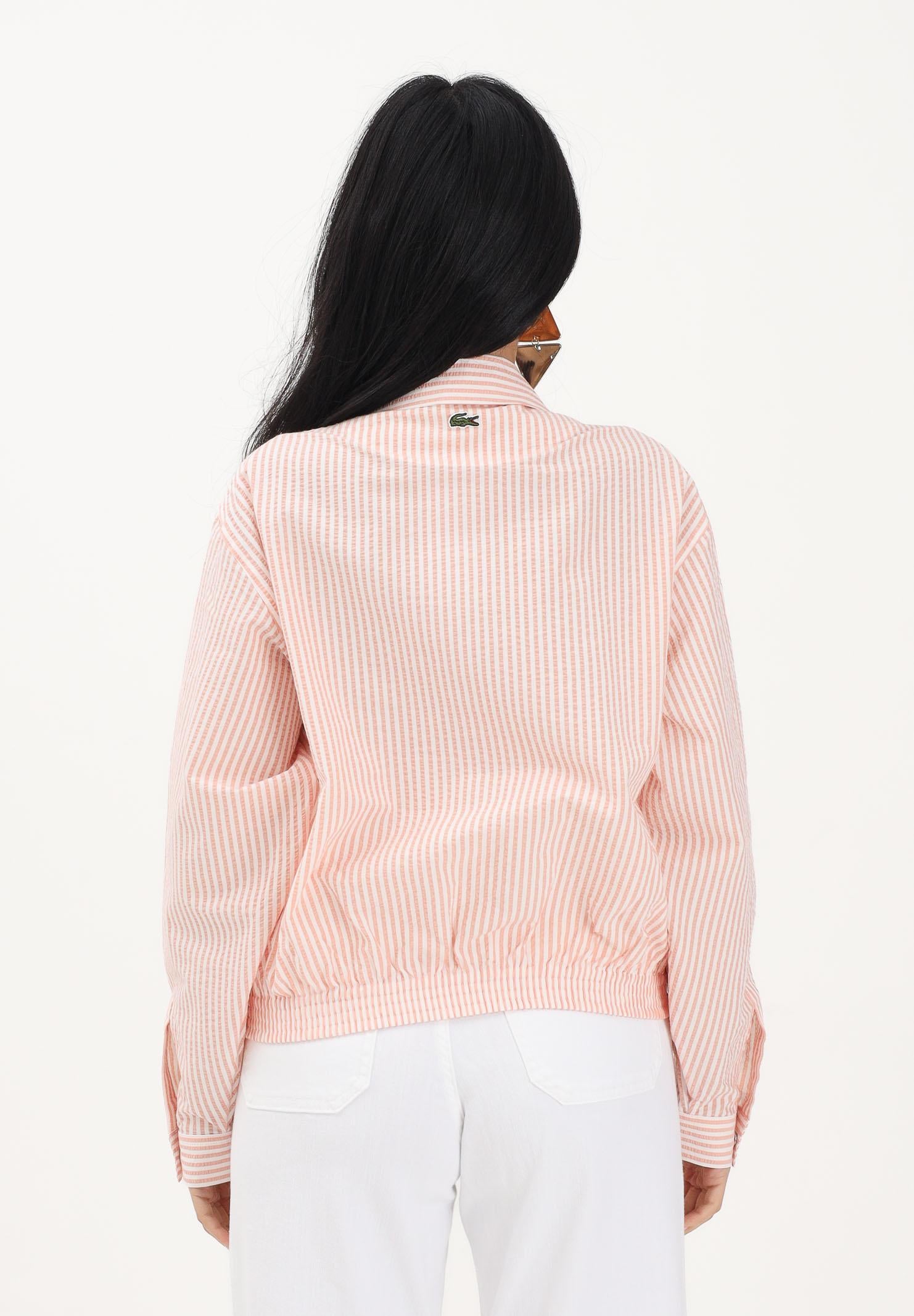 LACOSTE Camicia a manica lunga bianca e salmone da donna a righe in seersucker<BR/> BF1036 RNI LACOSTE 
