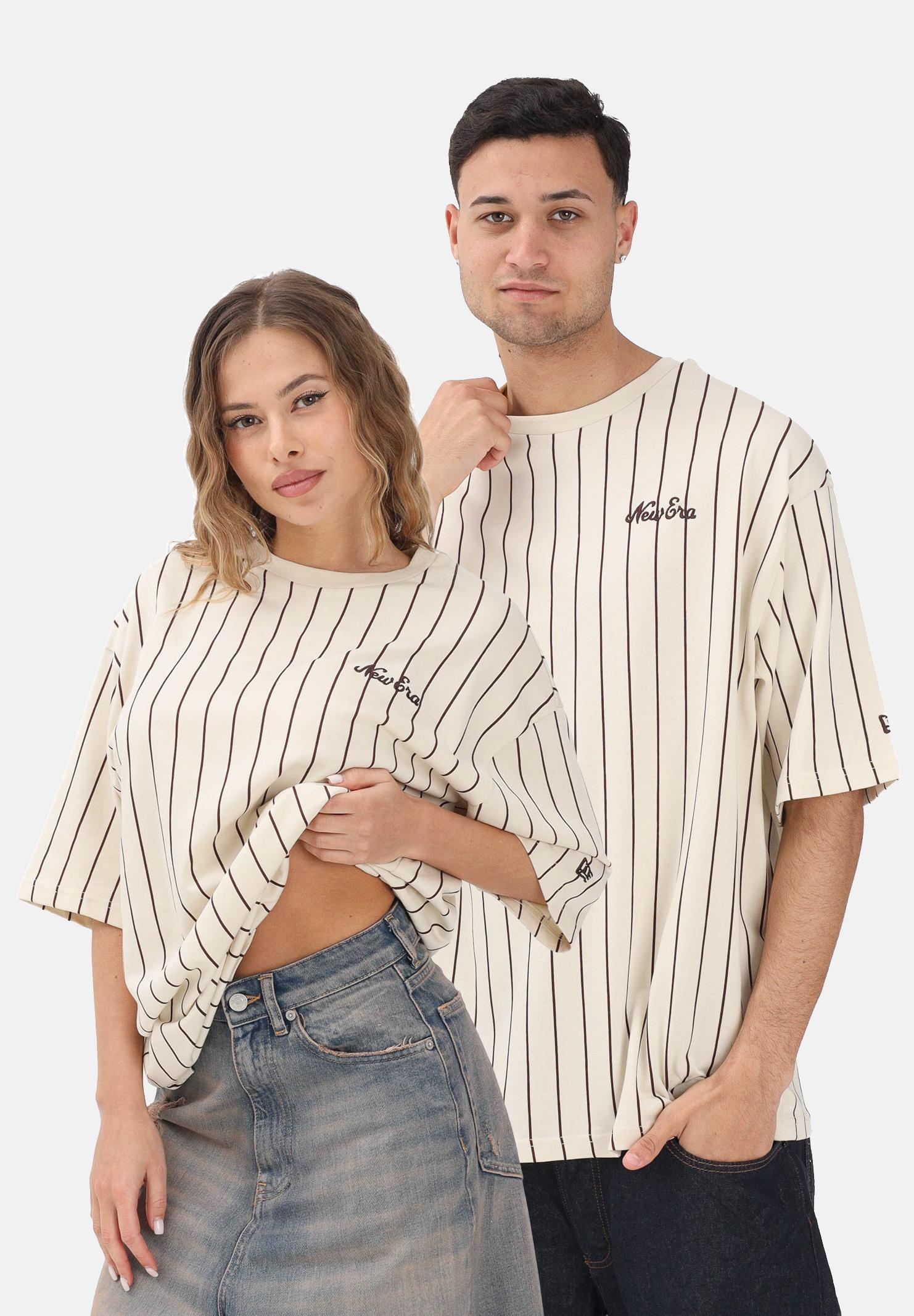 NEW ERA T-shirt a manica corta Oversized New Era Pinstripe panna per uomo e donna 60771551 . NEW ERA 
