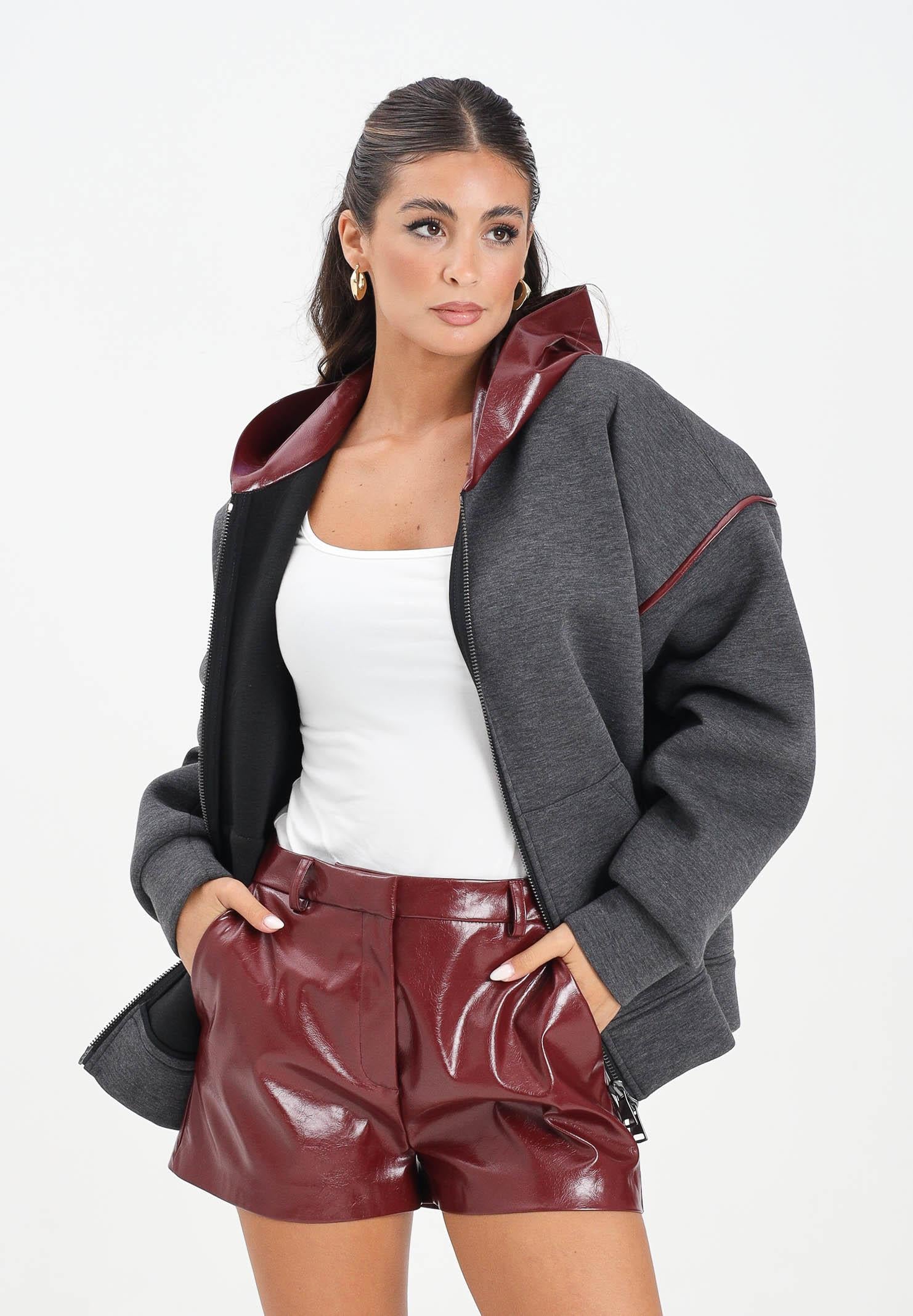 SIMONA CORSELLINI Felpa con zip grigia da donna caratterizzata da inserti in ecopelle bordeaux A25CPFE00301-C00006 V0751 SIMONA CORSELLINI 