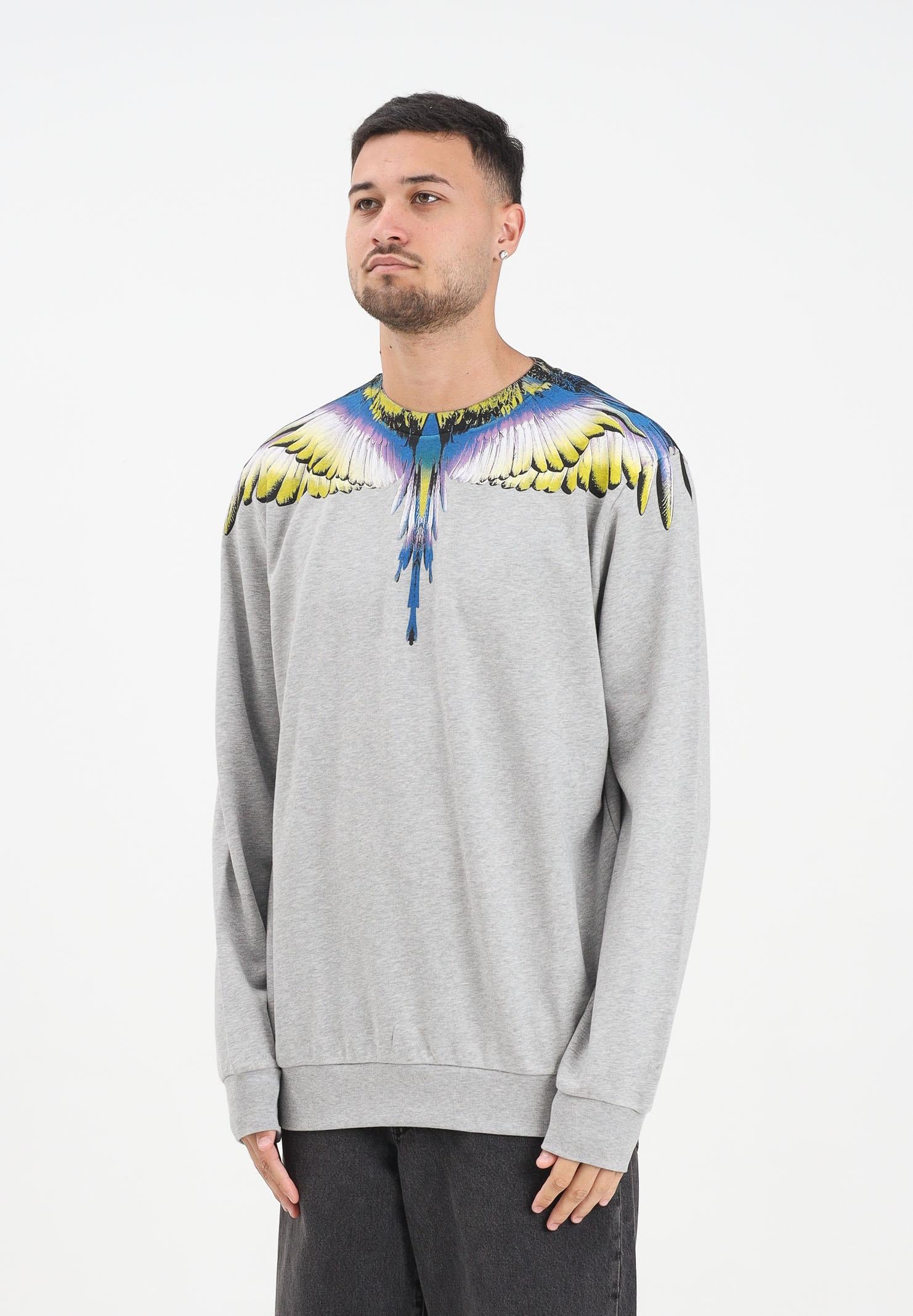 MARCELO BURLON COUNTY OF MILAN Felpa girocollo grigia da uomo con stampa ali multicolore F5CAMASW061 101 MARCELO BURLON COUNTY OF MILAN 