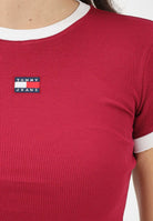 TOMMY JEANS T-shirt a manica corta bordeaux da donna con logo e finiture a contrasto DW0DW22575 VLC TOMMY JEANS 