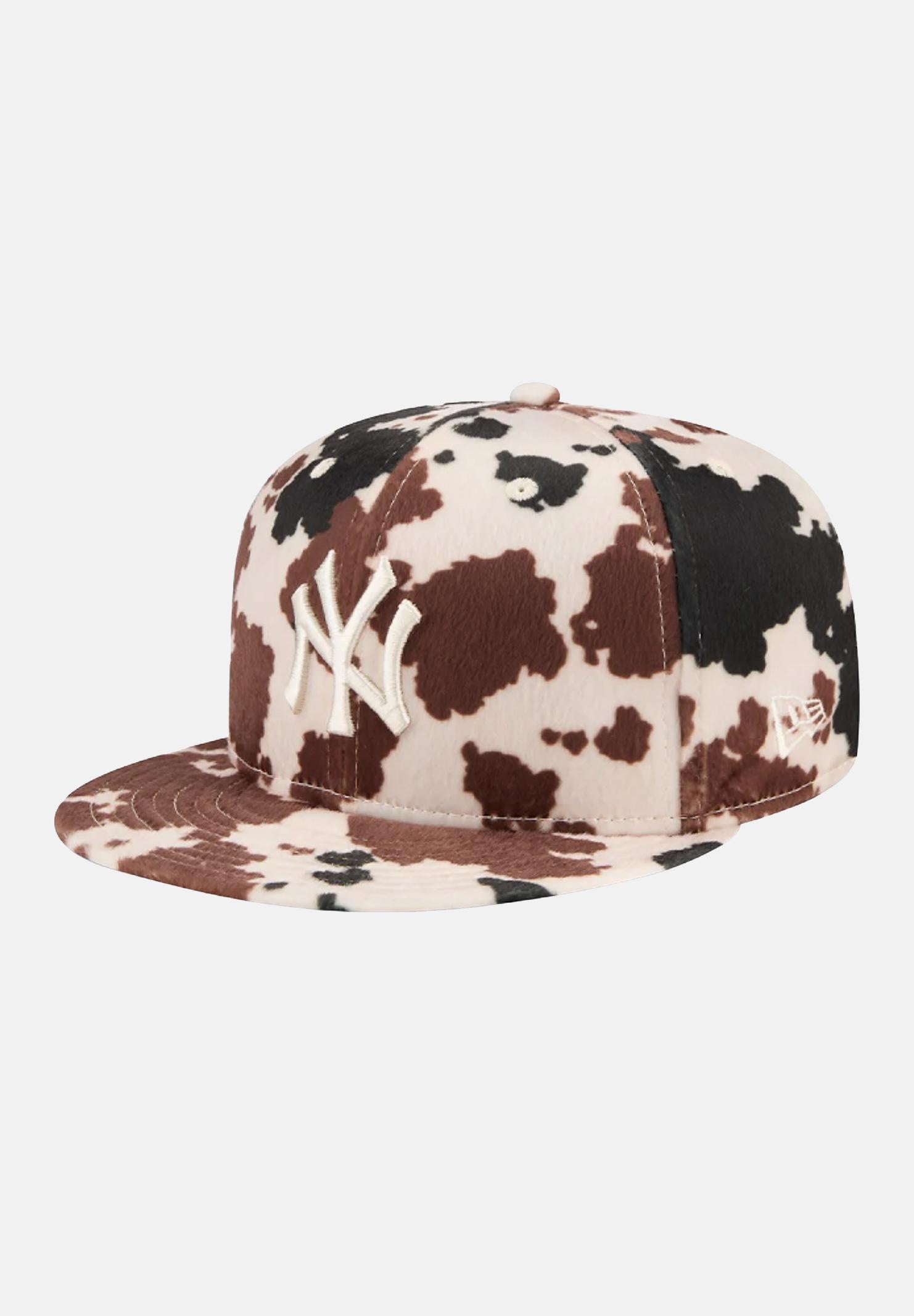 NEW ERA Cappello con visiera NY Yankees 59FIFTY Cow Animal Print con fantasia muccata nei toni del panna, marrone e nero per uomo e donna 60844107  NEW ERA 