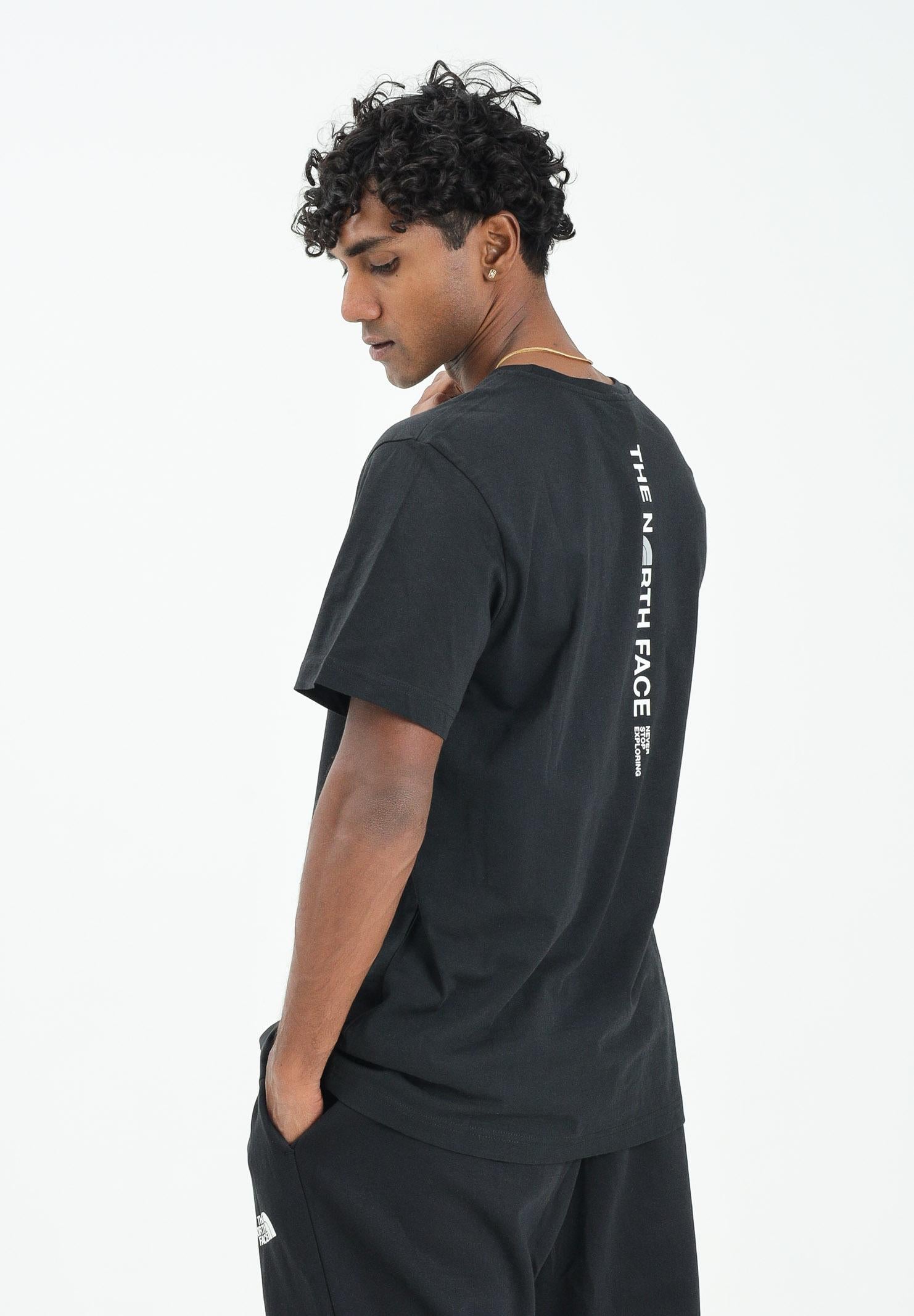 THE NORTH FACE T-shirt a manica corta Vertical Logo nera da uomo NF0A8EE7JK31  THE NORTH FACE 