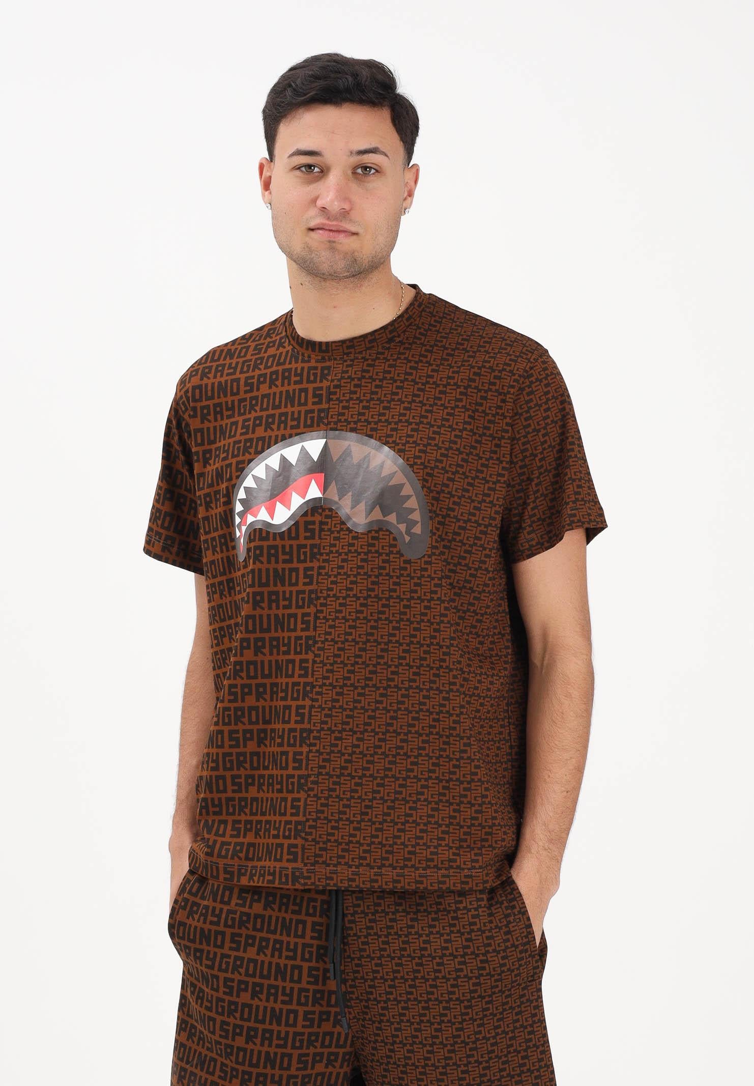 SPRAYGROUND T-shirt a manica corta marrone da uomo con doppia fantasia SP839 . SPRAYGROUND 