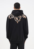 MARCELO BURLON COUNTY OF MILAN Felpa con cappuccio nera da uomo caratterizzata da stampa di serpente F5CAMAHS066 110 MARCELO BURLON COUNTY OF MILAN 