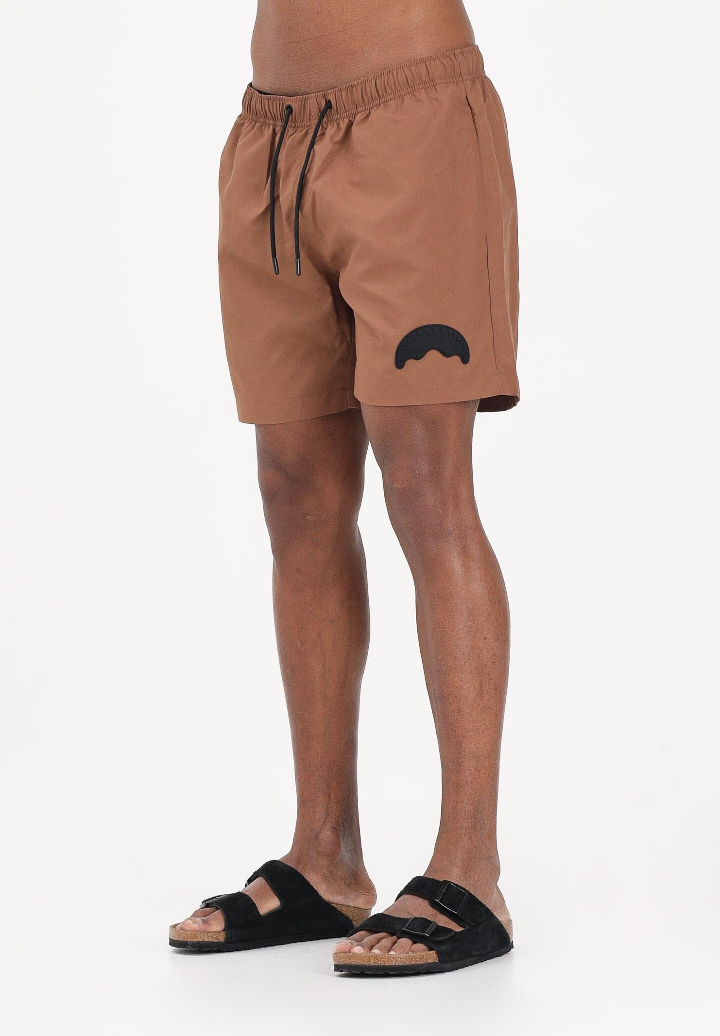 SPRAYGROUND Shorts mare marrone da uomo con patch shark SP925BRWN . SPRAYGROUND 