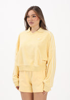 ADIDAS ORIGINALS Felpa stile polo in spugna gialla da donna KD1399 . ADIDAS ORIGINALS 