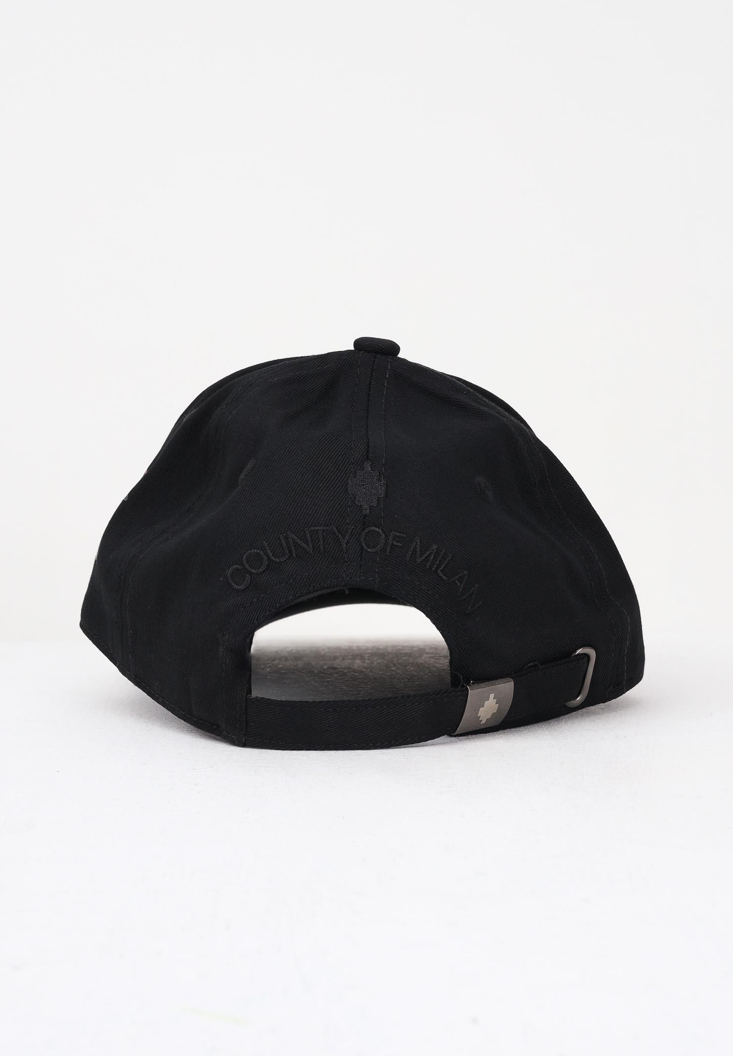 MARCELO BURLON COUNTY OF MILAN Cappello con visiera nero per uomo e donna rifinito da stampa ali multicolor COMAF250186  MARCELO BURLON COUNTY OF MILAN 