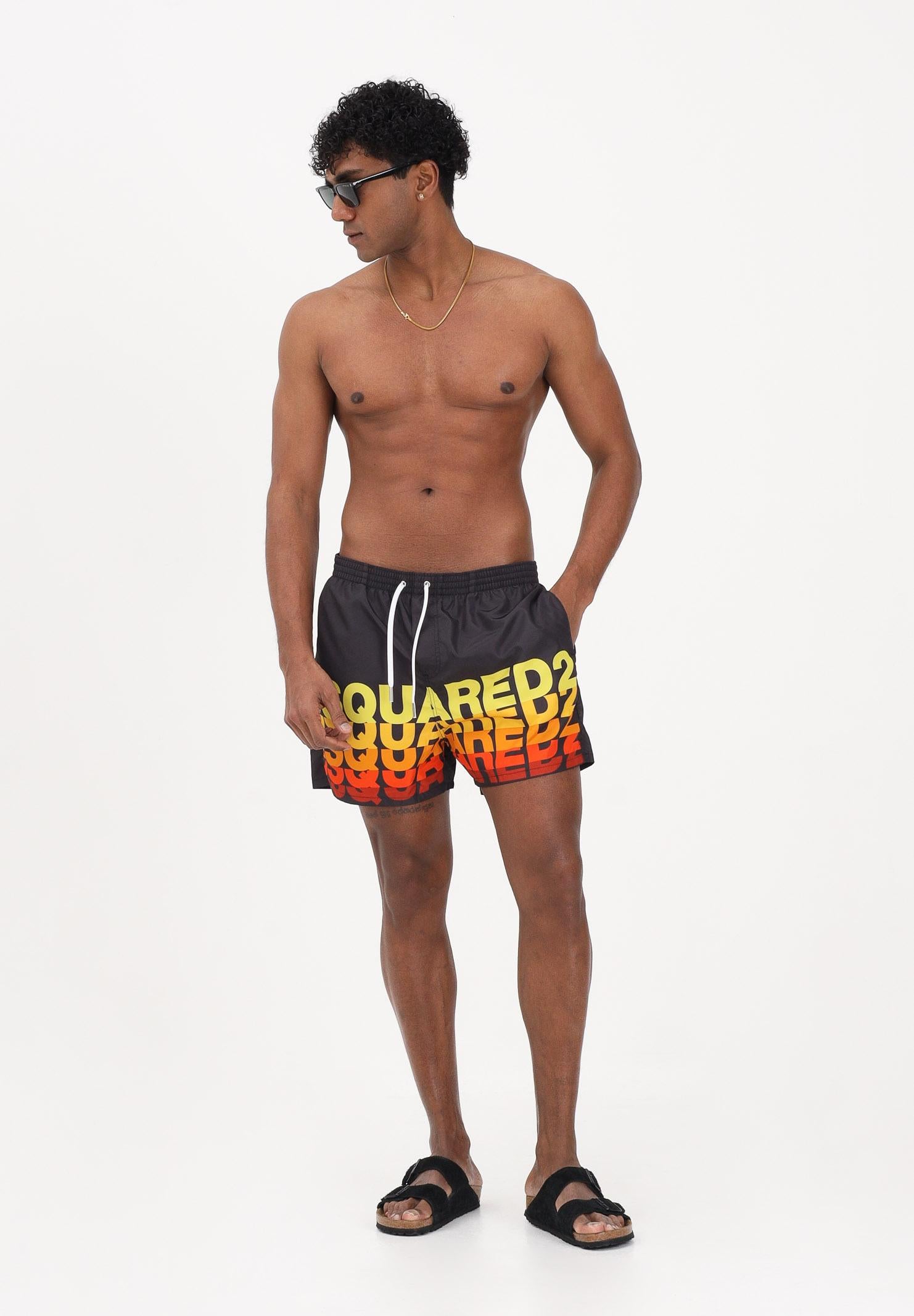 DSQUARED2 Shorts mare nero da uomo con maxi stampa logo D7B626710 001 DSQUARED2 