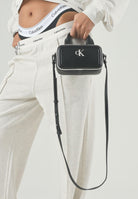 CALVIN KLEIN borsa mini a tracolla Contrast CK Mini Bauletto Bag, Black nero donna. LV04F1257G UB1 CALVIN KLEIN 