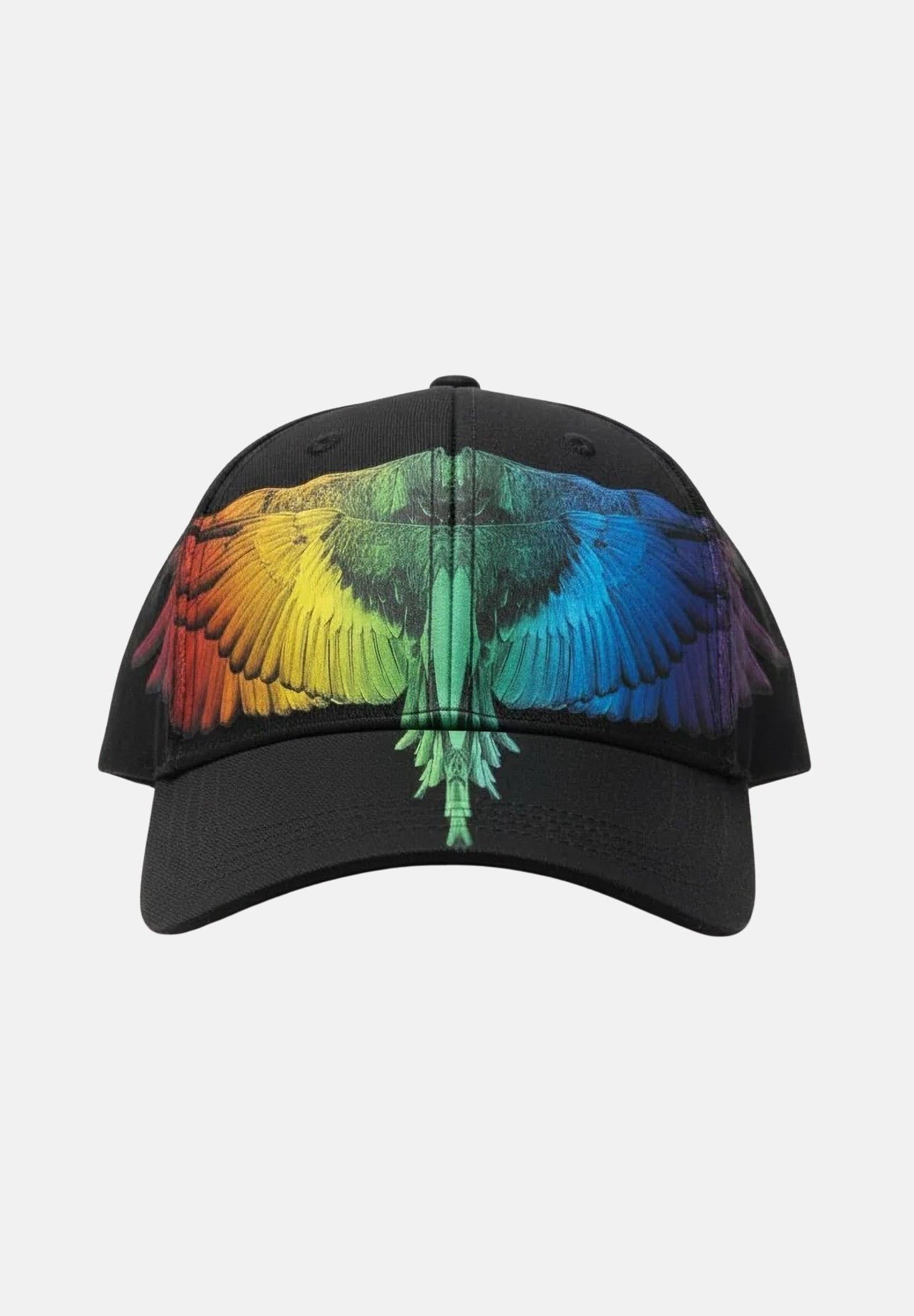 MARCELO BURLON COUNTY OF MILAN Cappello con visiera nero per uomo e donna con stampa ali COMAS2604850893 . MARCELO BURLON COUNTY OF MILAN 