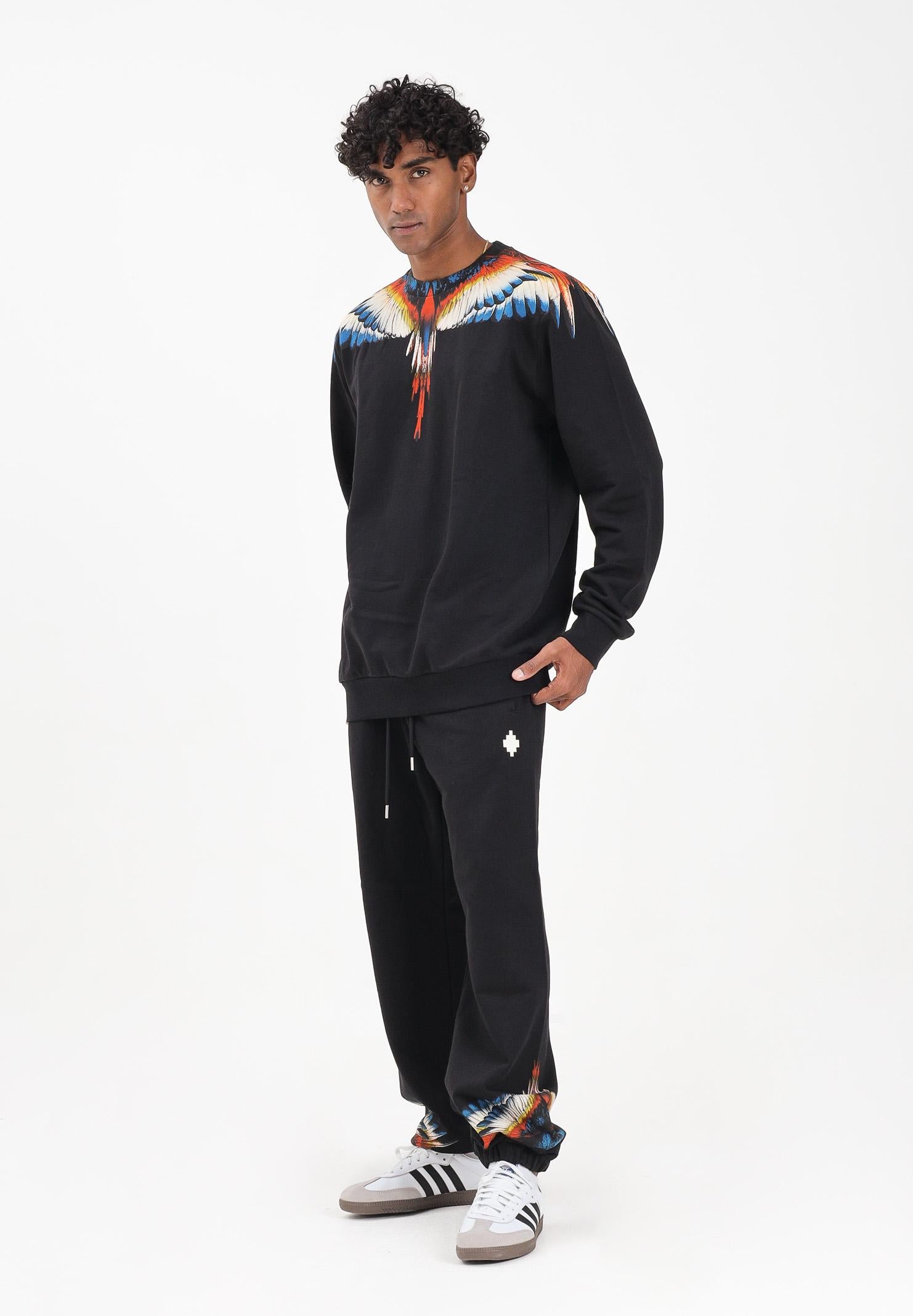 MARCELO BURLON COUNTY OF MILAN Pantalone sportivo nero da uomo con stampa ali F5CAMAFP026 110 MARCELO BURLON COUNTY OF MILAN 