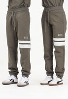 GCDS Pantalone sportivo verde militare per uomo e donna con dettagli a contrasto B1XM3002JI0 88 GCDS 