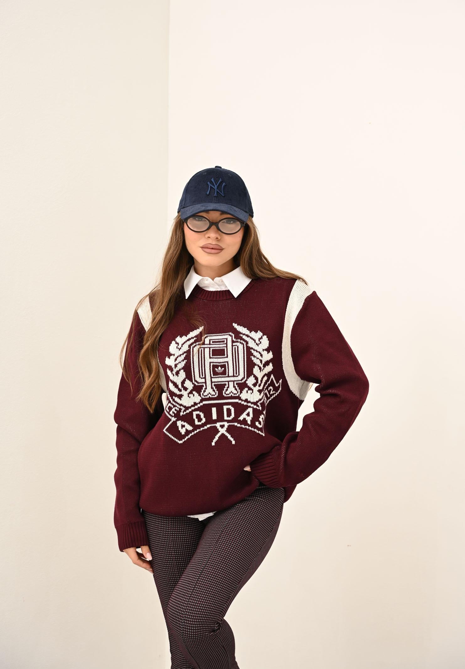 ADIDAS ORIGINALS Maglione girocollo bordeaux da uomo con stampa stile college JX8215 . ADIDAS ORIGINALS 