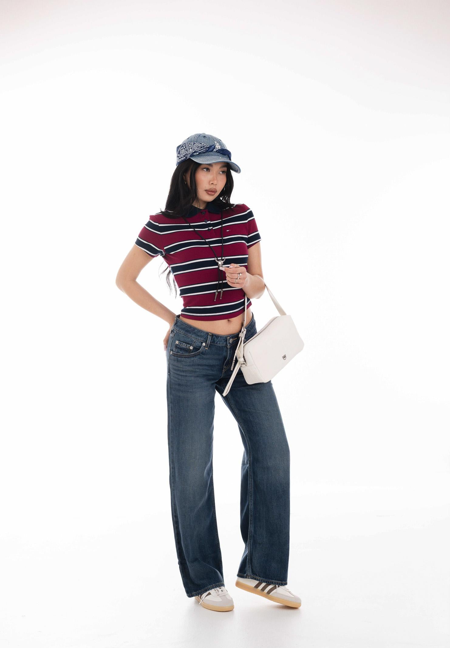 TOMMY JEANS Polo a manica corta bordeaux e blu da donna caratterizzata da una fantasia a righe orizzontali DW0DW21931 0E3 TOMMY JEANS 