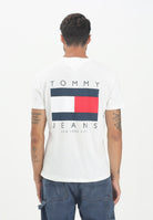 TOMMY JEANS T-shirt a manica corta bianca da uomo con maxi logo sul retro DM0DM21910YBL . TOMMY JEANS 