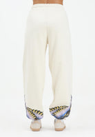 MARCELO BURLON COUNTY OF MILAN Pantalone sportivo panna da donna con stampa ali sul fondo 25ICM30074 LASK MARCELO BURLON COUNTY OF MILAN 