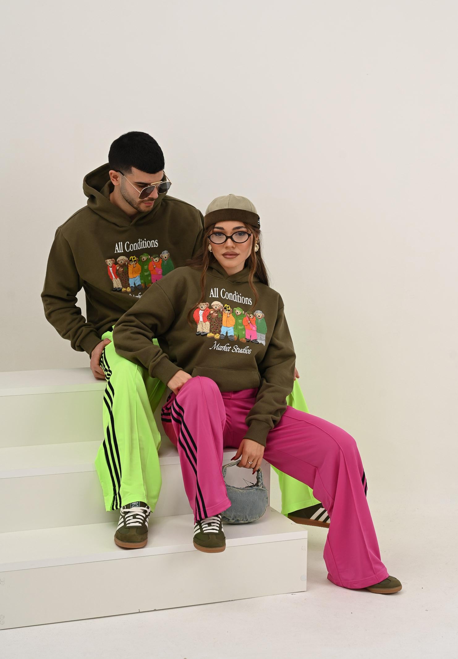 MARKET Felpa con cappuccio verde militare da uomo caratterizzata da stampa di orsetti F5MKMAHS019 949 MarKET 