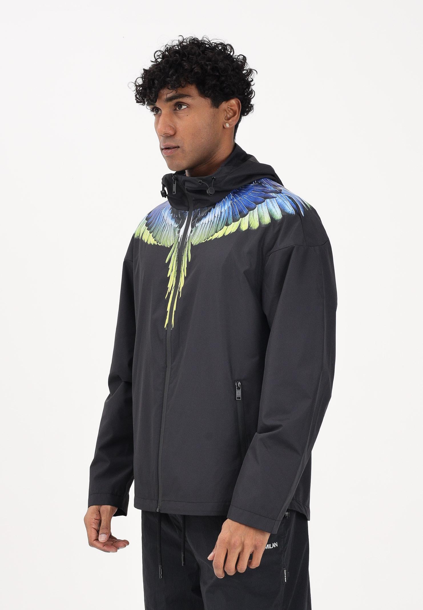 MARCELO BURLON COUNTY OF MILAN Giacca a vento nera da uomo con stampa S6CMMAJK108 110 MARCELO BURLON COUNTY OF MILAN 