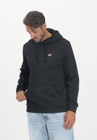 TOMMY JEANS Felpa con cappuccio nera da uomo rifinita da logo DM0DM20258BDS  TOMMY JEANS 