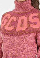 GCDS Maglione a collo alto rosa da donna con intarsio logo GCDS B2CW1603KJ3 42 GCDS 