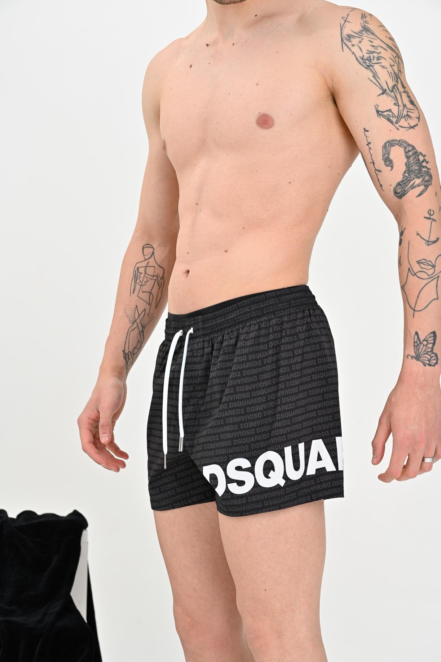 DSQUARED2 Shorts mare nera da uomo con logo all-over D7B5C5950 010 DSQUARED2 