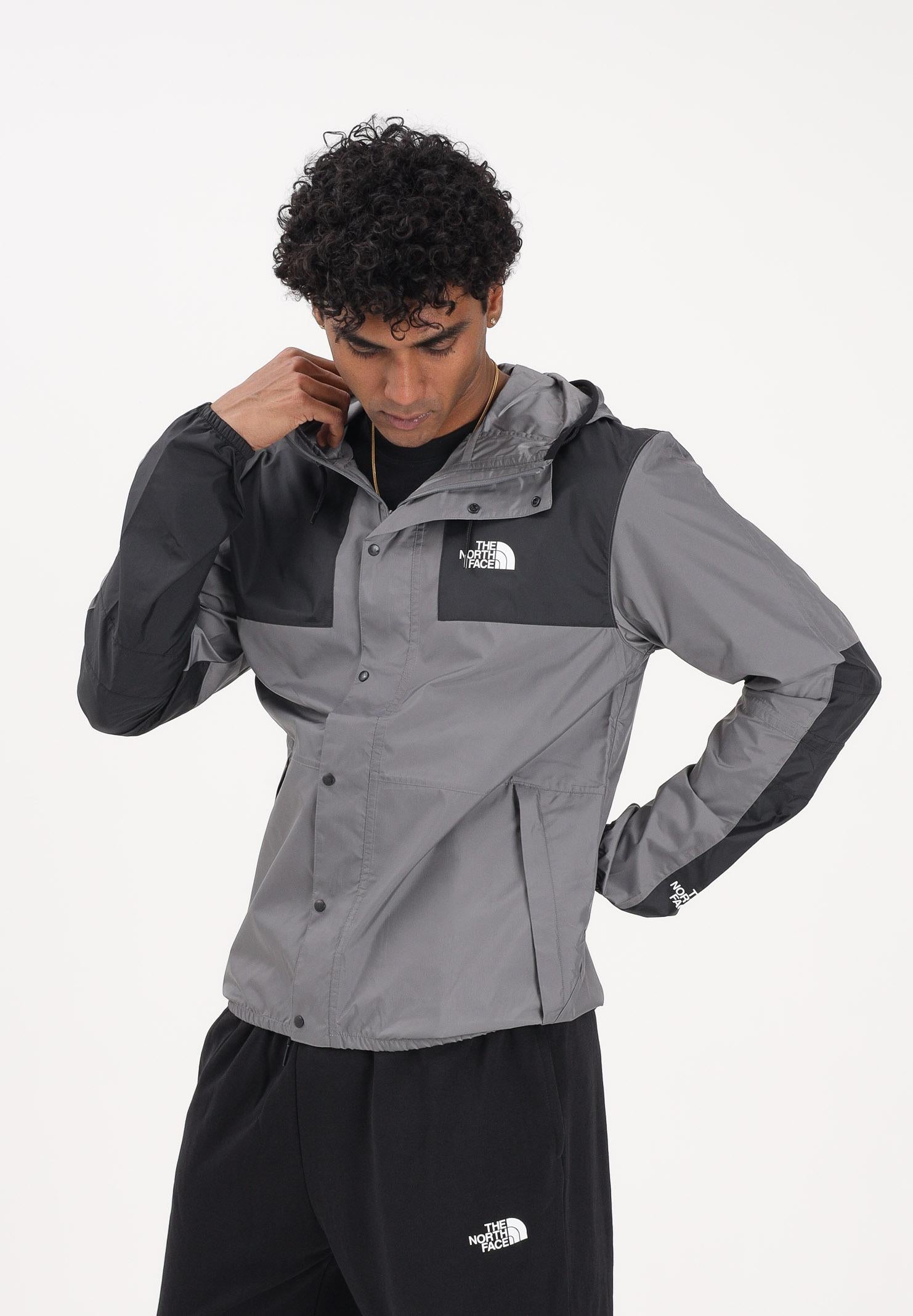 THE NORTH FACE Giacca a vento Seasonal Mountain Jacket grigia e nera da uomo NF0A5IG34GU1 . THE NORTH FACE 